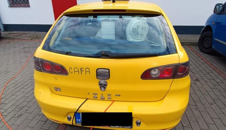 Noční strážci bydlí na parkovišti supermarketu, k jejich autu vede prodlužovačka na zatopení nebezpečnými místy