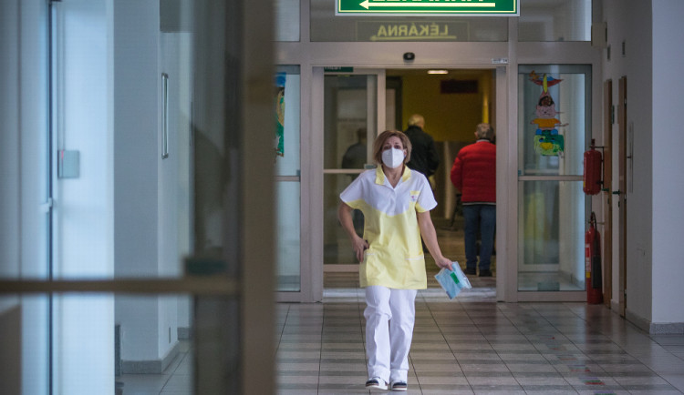 Nemocnice v Pelhřimově od středy omezí návštěvy. Lidem doporučuje nosit roušku nebo respirátor