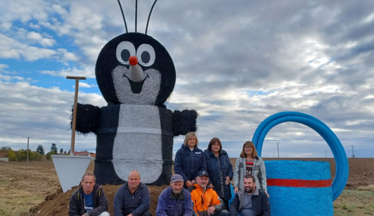 Jakubov letos střeží slaměný Krteček. Nejtěžší byla výroba čenichu a konvičky, říká starosta obce