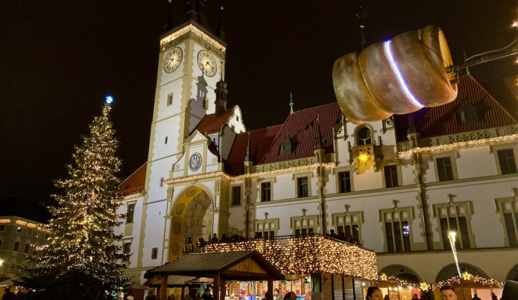 Punč, kluziště a ruské kolo. Jak vnímají Olomoučané letošní adventní trhy?