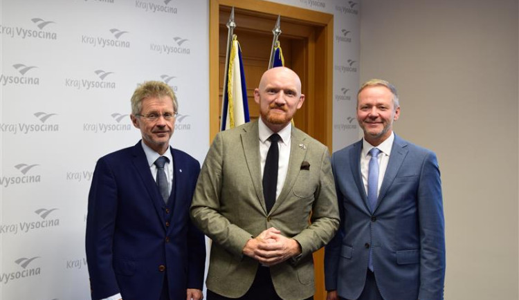 Do Jihlavy zavítal britský velvyslanec Matt Field. Diskutoval s krajskými zastupiteli, pak navštívil gymnázium