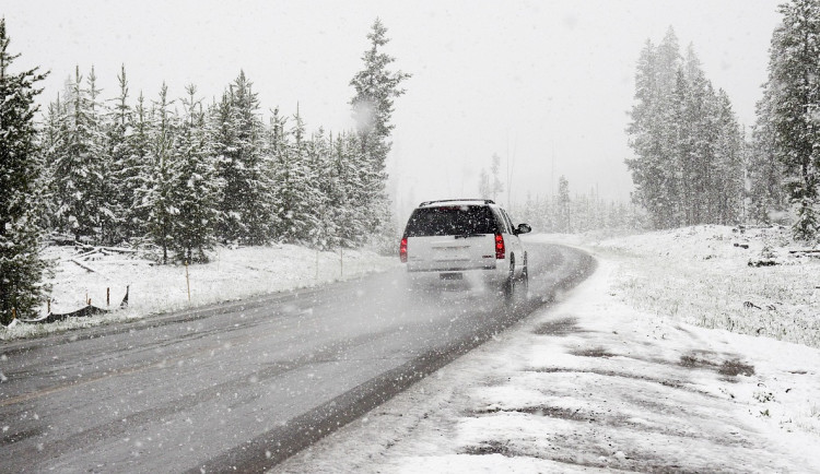 Na Vysočině sněží, doprava je místy komplikovaná. Sníh se na silnicích drží, kluzká je i dálnice