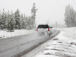 Na Vysočině sněží, doprava je místy komplikovaná. Sníh se na silnicích drží, kluzká je i dálnice