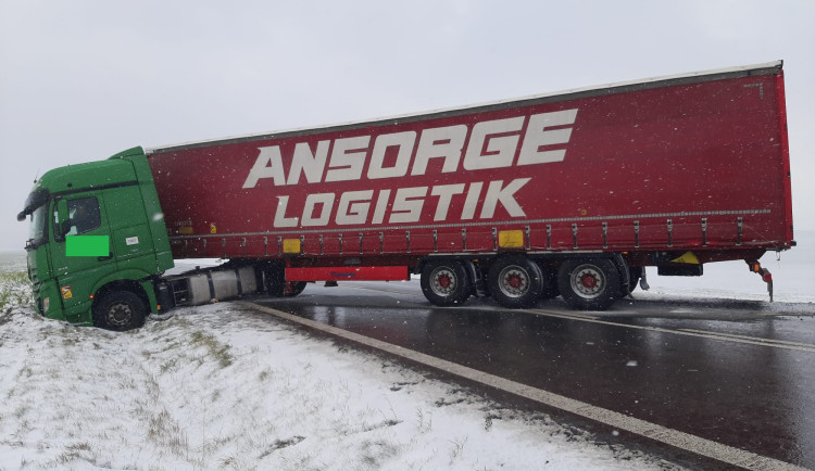 Sníh narušil plány řidiči kamionu, který převážel 20 tun nábytku. U Želetavy boural a zablokoval celou silnici