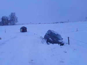 FOTO: Padající sníh komplikuje cestování po Vysočině. Policie od rána řešila třináct nehod