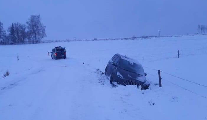 Policisty hned ráno zaměstnala nehoda na silnici mezi obcemi Černovice a Střítež na Pelhřimovsku. Tento incident se naštěstí obešel bez zranění.