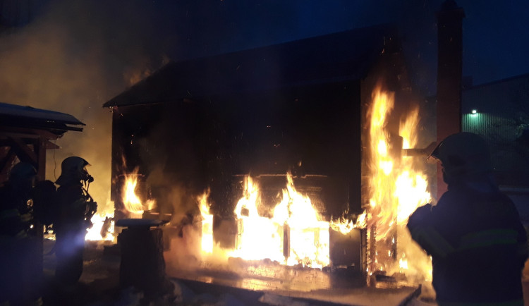 Hasiči ráno bojovali s požárem chatky v kolonii. Proč hořelo, není zatím jasné