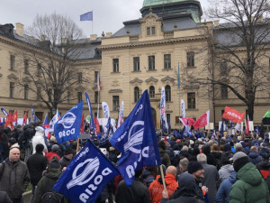 Stávka na Vysočině: Z jihlavského Bosche vyjelo po mítinku u vrátnice na demonstraci do Prahy přes sto odborářů