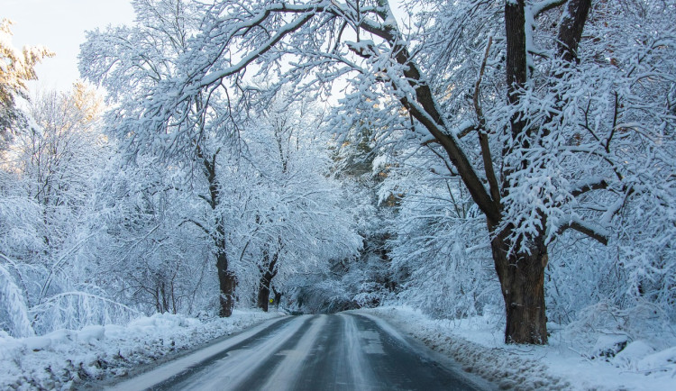 Meteorologové zpřísnili výstrahu před sněhem. Řidiči by měli být opatrní
