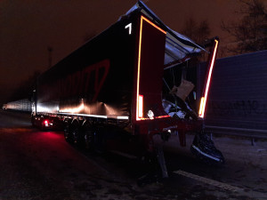 Noční hromadná nehoda na D1 stála život jednoho z řidičů. Lehce se zranil i zasahující policista