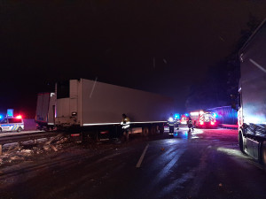 Noční hromadná nehoda na D1 stála život jednoho z řidičů. Lehce se zranil i zasahující policista