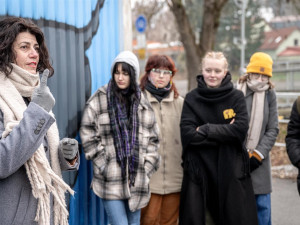 FOTO: Nekonečný jezevčík, co mění barvy. Studenti v Jihlavě v mrazu namalovali další mural art