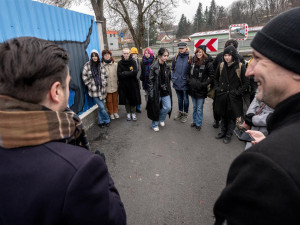 FOTO: Nekonečný jezevčík, co mění barvy. Studenti v Jihlavě v mrazu namalovali další mural art