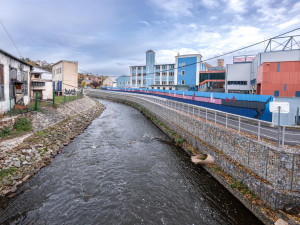 FOTO: Nekonečný jezevčík, co mění barvy. Studenti v Jihlavě v mrazu namalovali další mural art