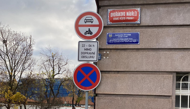 Praha zrušila noční zákaz vjezdu do části Starého Města, podle Ryvoly ale značky stále platí