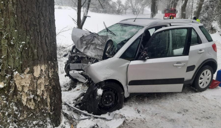 FOTO: Na Vysočině intenzivně sněží, od rána se stalo na 70 nehod. Šest lidí se zranilo, jeden řidič zemřel