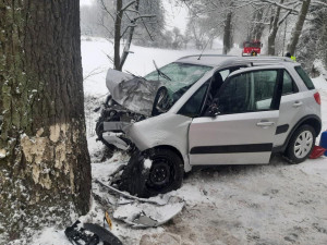 FOTO: Na Vysočině intenzivně sněží, od rána se stalo na 70 nehod. Šest lidí se zranilo, jeden řidič zemřel