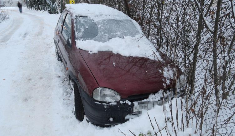 Posilněný rumem vyjel na cestu. Naboural do auta, plotu i rozvaděče