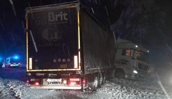 Problémy se sjízdností jsou stále po celém kraji, na 97. kilometru dálnice je na Brno sedmikilometrová kolona