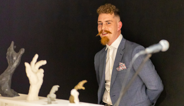 Vášní Sebastiana Wojnara je sochařské řemeslo. To nejlepší ze své tvorby představuje v Praze