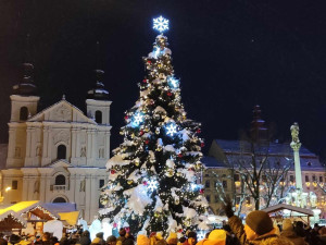 VIDEO: Do Jihlavy dorazil advent, rozsvítil se vánoční stromeček. Na náměstí je opět ledový ovál a nově i vyhlídkové kolo