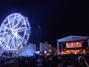 FOTO: Do Jihlavy dorazil advent, rozsvítil se vánoční stromeček. Na náměstí je opět ledový ovál a nově i vyhlídkové kolo