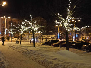 FOTO: Do Jihlavy dorazil advent, rozsvítil se vánoční stromeček. Na náměstí je opět ledový ovál a nově i vyhlídkové kolo