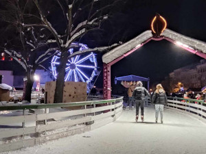 FOTO: Do Jihlavy dorazil advent, rozsvítil se vánoční stromeček. Na náměstí je opět ledový ovál a nově i vyhlídkové kolo