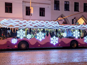 FOTO: Do Jihlavy dorazil advent, rozsvítil se vánoční stromeček. Na náměstí je opět ledový ovál a nově i vyhlídkové kolo