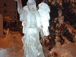 FOTO: Do Jihlavy dorazil advent, rozsvítil se vánoční stromeček. Na náměstí je opět ledový ovál a nově i vyhlídkové kolo