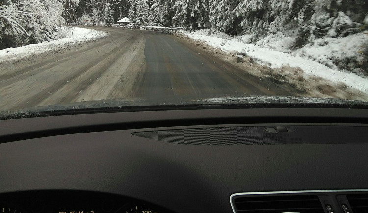 Dálnice D1 je na Vysočině průjezdná, kamiony mají problémy na silnicích nižších tříd. Pozor na sněhové jazyky