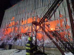 Deset jednotek hasičů, škoda 25 milionů. V Těšenově hořel sklad sena, hasiči byli na místě celou noc
