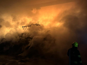 Deset jednotek hasičů, škoda 25 milionů. V Těšenově hořel sklad sena, hasiči byli na místě celou noc