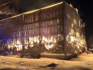 Deset jednotek hasičů, škoda 25 milionů. V Těšenově hořel sklad sena, hasiči byli na místě celou noc