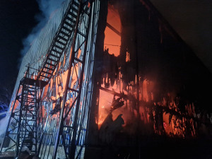 Deset jednotek hasičů, škoda 25 milionů. V Těšenově hořel sklad sena, hasiči byli na místě celou noc