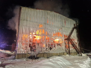 Deset jednotek hasičů, škoda 25 milionů. V Těšenově hořel sklad sena, hasiči byli na místě celou noc