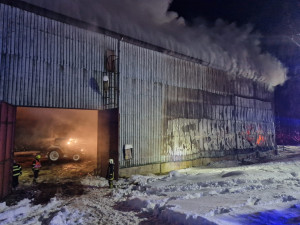 Deset jednotek hasičů, škoda 25 milionů. V Těšenově hořel sklad sena, hasiči byli na místě celou noc