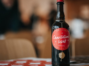 Charitativní ležák z Budvaru pomůže dobré věci. K dostání je na budějckých vánočních trzích