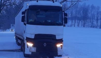 Dopravu na Vysočině komplikují sněhové jazyky. Problémy jsou u Štoků, kde uvízl kamion