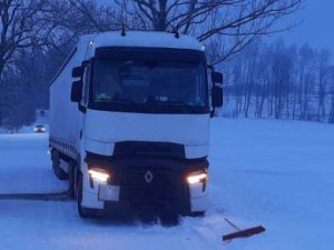 Dopravu na Vysočině komplikují sněhové jazyky. Problémy jsou u Štoků, kde uvízl kamion