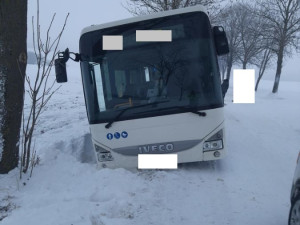 FOTO: Náročné úterní cestování po Vysočině. Uvízlý autobus i řidiči kamionů, kteří jezdí tam, kde nemají