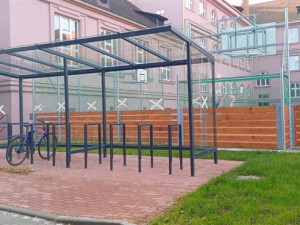 Na kole i do školy. Studenti v Pelhřimově mají nové přístřešky se stojany, vyšly skoro na milion korun