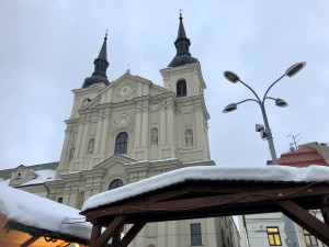 VIDEO: Po roce o půl opět přístupný veřejnosti. Opravený kostel sv. Ignáce se chlubí novou fasádou, nabídne bohatý kulturní program