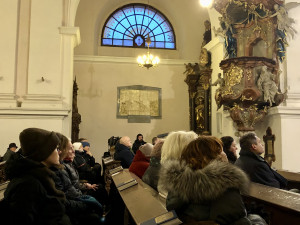 VIDEO: Po roce o půl opět přístupný veřejnosti. Opravený kostel sv. Ignáce se chlubí novou fasádou, nabídne bohatý kulturní program