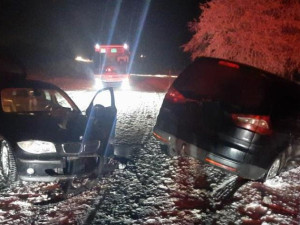 Trestný čin? Opilá řidička BMW dostala smyk, střet s protijedoucím vozidlem přinesl dvě zranění