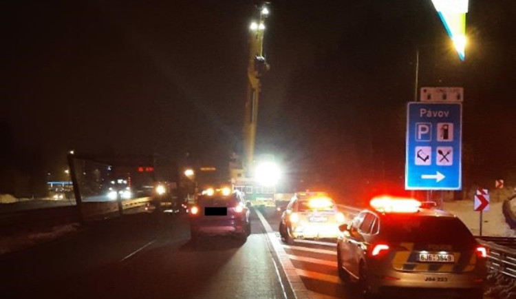 Řidič vezl po D1 železnou lávku a nevešel se pod most. Lávka se utrhla z přívěsu a zůstala ležet v levém pruhu