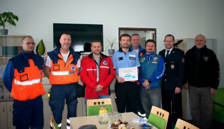 Lukáš Zíka (uprostřed) se svými kolegy motorkáři a zdravotníky