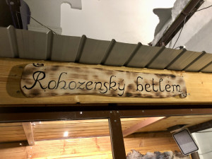 VIDEO: Rohozná má nový pohyblivý betlém. Mluvené slovo točil Ondra Vetchý na své chatě na Čeřínku