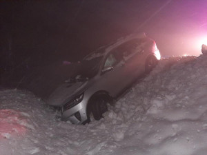 Řidička na obchvatu Velkého Beranova ve sněhu dostala smyk a uvízla v příkopu. Škoda je skoro 100 tisíc