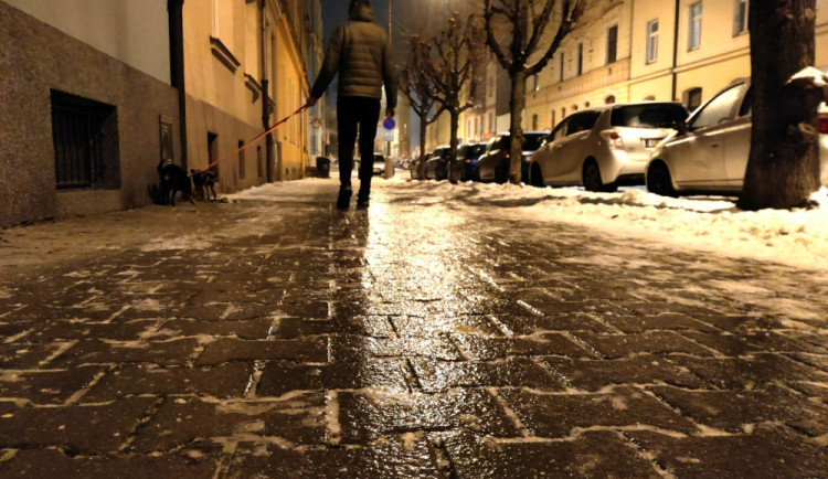 Bude to klouzat. V pátek ráno hrozí na Vysočině náledí, senioři by raději měli zůstat doma